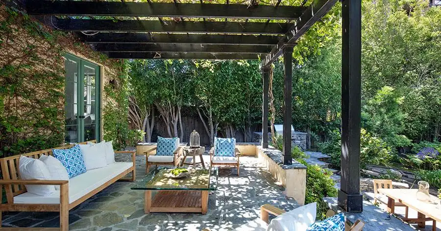 geena-davis-backyard